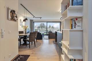 <p><span>Instapklaar gelijkvloers appartement in het prestigieuze woonproject Jan Turpin Fase 5</span></p><p><span>Ontdek dit prachtige gelijkvloerse appartement in het alom geprezen woonproject Jan Turpin Fase 5. Dit recente appartement verkeert in quasi nieuwstaat en is afgewerkt met oog voor comfort, kwaliteit en ruimte.</span></p><p><span>De absolute blikvanger is de uitzonderlijk ruime leefruimte van meer dan 40 m², die dankzij haar open indeling een aangename en lichtrijke woonbeleving biedt. Het appartement omvat een inkomhal, gastentoilet, royale woonkamer, volledig uitgeruste keuken, nachthal, praktische berging, een ruime slaapkamer met rechtstreekse toegang tot het achterliggende terras en een inpandige badkamer met douche.</span></p><p><span>Daarnaast geniet u van een zonnig terras en een private tuin, ideaal om in alle rust te ontspannen. Het appartement wordt volledig gemeubeld verkocht, waardoor het meteen klaar is voor eigen bewoning of verhuur.</span></p><p><span>Een ondergrondse berging is inbegrepen in de prijs. Optioneel kan een garage worden aangekocht voor 60.000.</span></p><p><span>Momenteel is het appartement verhuurd op jaarbasis en beschikbaar vanaf eind september 2026.</span></p><p><span>Een unieke opportuniteit voor wie op zoek is naar een kwalitatieve, instapklare woning of een zorgeloze investering in een van de meest gewaardeerde residentiële projecten van de regio.</span></p>