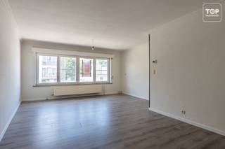 Dit ruim appartement maakt deel uit van een kleinschalige residentie met slechts twee appartementen en is uitstekend gelegen op fietsafstand van het centrum van Gent.<br /><br />Scholen, winkels en openbaar vervoer bevinden zich vlakbij.<br /><br />Het appartement beschikt over een ruime en lichtrijke leefruimte, een aparte keuken, een praktische berging, twee volwaardige slaapkamers en een badkamer.<br /><br />De absolute troeven zijn de privatieve tuin en de garage, die zorgen voor extra comfort en buitenruimte.<br /><br />Bovendien geniet u dankzij de kleinschaligheid van een rustige woonomgeving met slechts één mede-eigenaar.<br /><br />Een ideale woonst voor wie op zoek is naar ruimte, een tuin, een garage en een gunstige ligging nabij Gent.<br /><br />Bel Top Vastgoed voor een bezoek op 0475 700 700.