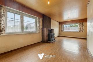<p><span>Charmante te renoveren woning, rustig gelegen op een ruim perceel van 11 are.</span></p><p><span> </span></p><p><span>Belangrijkste troeven:</span></p><p><span>- Rustigge ligging</span></p><p><span>- Enorm potentieel</span></p><p><span>- Gelegen nabij winkels, scholen en openbaar vervoer.</span></p><p><span>- Tuin met garage en werk atelier</span></p><p><span>- Ruim perceel</span></p><p><span>- Zuidoostelijke oriëntatie</span></p><p><span> </span></p><p><span>Bekijk zeker ook de grondplannen met de afmetingen. Zo krijgt u van thuis uit al een perfect beeld van wat deze woning te bieden heeft!</span></p><p><span>Wenst u meer info of een vrijblijvende bezichtiging, contacteer dan ons kantoor op het nummer 014 39 99 99 en wij helpen u graag verder.</span></p>