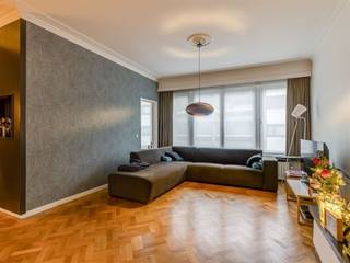 <p><span>Op zoek naar een instapklaar appartement met veel licht en een gezellig terrasje?</span></p><p><span>Dit stijlvolle appartement met 2 slaapkamers ligt op de tweede verdieping van een verzorgd gebouw in het hart van het bruisend Borgerhout. Je woont hier vlak bij het levendige Krugerplein én op een steenworp van het rustige Rivierenhof. Perfect voor wie houdt van stadsleven én rust! </span></p><p><span>Je fiets veilig weg zetten? Optioneel is er een mogelijkheid tot het huren van een fietsenstaanplaats in het achterliggende garagecomplex.</span></p><p><span> </span></p><p><span>Ruimtelijk, gezellig & klaar om in te trekken</span></p><p><span>Je komt binnen in een centrale hal met toegang tot alle ruimtes. Aan de voorzijde ligt de ruime leefruimte van 33 m² met een op maat gemaakte boekenkast en een volledige raampartij over de breedte van de gevel – ideaal voor lichtliefhebbers. De charmante visgraatparketvloer zorgt hier meteen voor een warme sfeer. Aansluitend vind je de eerste slaapkamer, die reeds voorzien is van een ingebouwde kast. </span></p><p><span>Verder in de hal kom je bij de volledig geïnstalleerde keuken. Deze is uitgerust met een composieten werkblad, inductievuur, ingebouwde oven, afwasmachine, koelkast, diepvries én veel kastruimte. Dankzij de glazen deur heb je hier directe toegang tot een rustig gelegen terrasje waar het heerlijk vertoeven is.</span></p><p><span> </span></p><p><span>Badkamer & slaapkamers achteraan</span></p><p><span>In de hal vind je verder nog een apart toilet met handenwasser, een praktische berging met aansluiting voor wasmachine/droogkast en een volledig betegelde badkamer met ligbad, douchewand, lavabo met spiegel, opbergkast en handdoekradiator. Aan de rustige achterzijde van het gebouw ligt de ruime tweede slaapkamer van 16 m² – een echte plus voor wie graag wat meer rust en ruimte heeft.</span></p><p><span> </span></p><p><span>Hip en groen: wonen in BOHO</span></p><p><span>Met Krugerplein en Rivierenhof om de hoek woon je hier in een van de meest gegeerde buurten van Borgerhout. Hippe bars, gezellige eettentjes en lokale winkels liggen op wandelafstand, net als tram- en bushaltes. Ook het Centraal Station is vlakbij, en met de Ring om de hoek ben je vlot de stad uit. Ideaal voor wie houdt van leven in de stad, met natuur op een boogscheut.</span></p><p><span> </span></p><p><span> </span></p><p><span> </span></p>