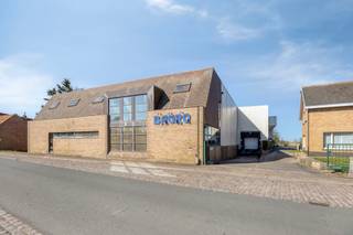 <p><strong>Bedrijfsgebouw met kantoren en magazijnen te koop in Avekapelle</strong></p>
<p>Op een strategische locatie in het centrum van Avekapelle, vlakbij de op- en afritten van de E40, bevindt zich dit veelzijdige en instapklare bedrijfsgebouw op een perceel van 2.841 m².</p>
<h3><span><strong>Indeling</strong></span></h3>
<p><strong>Bedrijfsgebouw:</strong></p>
<ul>
<li>Moderne kantoren (± 200 m²) met strak en hedendaags design</li>
<li>Ruim magazijn (± 1.220 m²)</li>
<li>Opslagruimte vooraan met grote overspanning (± 350 m²)</li>
<li>Diepvriesmagazijn (± 255 m²)</li>
<li>Gekoeld magazijn (± 67 m²)</li>
<li>Logistieke laadkade voor efficiënte goederenbehandeling</li>
</ul>
<h3><span><strong>Afwerking</strong></span></h3>
<ul>
<li>Staalconstructie met isolerende sandwichpanelen</li>
<li>Gepolierde betonvloer</li>
<li>3 x 380 V elektriciteitsaansluiting</li>
<li>Algemene staat: instapklaar</li>
</ul>
<h3><span><strong>Bestemmingsmogelijkheden</strong></span></h3>
<ul>
<li>Gelegen volgens het gewestplan in woonzone met landelijk karakter</li>
</ul>
<h3><span><strong>Mobiliteit</strong></span></h3>
<ul>
<li>Vlotte verbinding met de E40</li>
<li>Nabij de N35 (Veurne – Diksmuide)</li>
<li>Zeer ruime parkeermogelijkheden</li>
</ul>
<h3><span><strong>Modaliteiten</strong></span></h3>
<ul>
<li>Aankoop via aandelenoverdracht mogelijk, met de bijhorende voordelen.</li>
<li>Wettelijke documenten op aanvraag.</li>
</ul>
<br />Bent u op zoek naar een multifunctionele handelsruimte of kantoorruimte, neem dan voor meer inlichtingen of een bezoek op afspraak contact op met ALBERT B2B, Dominique Baes op 0498/12.82.20 of via dominique.baes@albert.immo<br /><br /><span>Bestuursmaatregelen in het maatregelenregister: nee</span>