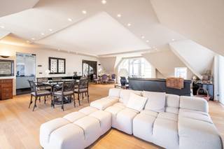 Appartement unique situé dans une résidence de villas avec vue imprenable, à quelques pas de la place Albert et du front de mer.<br /><br />Aménagement : hall d'entrée spacieux avec vestiaire et toilettes pour invités. Salon et salle à manger lumineux avec trois terrasses et vue panoramique sur la côte. Cuisine entièrement équipée avec appareils Miele.<br /><br />Chambre principale avec terrasse et salle de bains attenante avec fenêtre, double lavabo, baignoire et toilettes. Deux chambres à coucher à part entière partagent une salle de douche et disposent chacune d'un lavabo et d'armoires encastrées. <br /><br />Débarras pratique disponible.<br /><br />Possibilité d'acheter un garage + place de parking attenante.