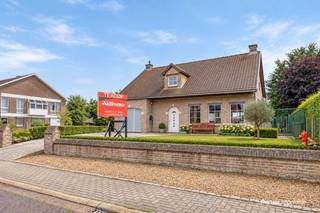 Deze ruime open bebouwing uit 1980 werd de voorbije jaren op heel wat belangrijke punten grondig aangepakt en combineert vandaag een degelijke bouwkwaliteit met moderne technieken, veel ruimte en nog heel wat mogelijkheden om de woning verder naar eigen smaak af te werken.<br /><br />Op het gelijkvloers vinden we een aangename leefruimte, een eetplaats en keuken, aangevuld met een ruime inkomhal, gastentoilet, berging, wasplaats en verschillende praktische nuts- en bergruimtes. De voormalige garage werd mee geïntegreerd in de woning en doet vandaag dienst als ruime technische ruimte, wat extra mogelijkheden biedt voor wie hier nog verder mee aan de slag wil (thuiskantoor of praktijkruimte). <br /><br />Ook op de verdieping is er bijzonder veel plaats. De woning beschikt over drie volwaardige slaapkamers, waarvan de master bedroom voorzien is van een dressing. Daarnaast is er een ruime badkamer met ligbad, dubbele wastafel en dubbele douche. De grote nachthal en de verschillende ingemaakte kasten zorgen bovendien voor heel wat bijkomende bergruimte.<br /><br />De technische basis van de woning is zonder twijfel één van de grootste troeven. Zo werden onder andere de ramen vernieuwd in aluminium schrijnwerk met dubbele beglazing, is er dak- en zoldervloerisolatie, een waterverzachter, zonnepanelen met een vermogen van circa 5,8 kWp en lopen de groenestroomcertificaten nog verder tot 2033. Het gelijkvloers wordt verwarmd op aardgas (HR-top), terwijl de verdieping voorzien is van een warmtepompen waarmee zowel verwarmd als gekoeld kan worden.<br /><br />Daarnaast werden ook verschillende installaties en technieken doorheen de jaren vernieuwd. Via het aanwezige Control4-domoticasysteem kunnen onder andere verlichting, verwarming, airconditioning, multiroom audio en camerabewaking worden aangestuurd. Ook een laadpaal is reeds aanwezig.<br /><br />Belangrijk om weten is dat deze woning geen totaalrenovatie meer vraagt. De grote technische investeringen zijn achter de rug. Wat nog resteert, zijn vooral een aantal afwerkingspunten zoals de verdere aanleg van de tuin, de afwerking rond enkele ramen en deuren in de nutsruimtes, de bekleding van de dakgoten en plaatselijk nog enkele plinten.<br /><br />Hierdoor is deze woning bijzonder interessant voor wie niet wil beginnen aan een zware verbouwing, maar wel bereid is om zelf nog enkele zaken verder af te werken. Met relatief beperkte ingrepen kan je het geheel esthetisch verder opwaarderen en op die manier ook vrij eenvoudig bijkomende meerwaarde creëren.<br /><br />Interesse? Aarzel niet om ons te contacteren!