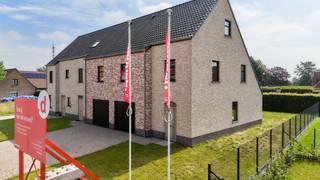 Zoek jij een energiezuinige nieuwbouwwoning in Wielsbeke? Bekijk dan even deze ruime halfopen bebouwing in hedendaags landelijke stijl. De woning maakt deel uit van ons nieuwbouwproject in aan de Heirweg, een rustige maar centrale woonlocatie dicht bij alle voorzieningen. <br /><br />Het is een energie-efficiënte woning (E-peil 11) uitgerust met een geothermische warmtepomp, vloerverwarming, ventilatie met warmterecuperatie en zonnepanelen.<br /><br />Deze ruime gezinswoning met 193 m² woonruimte heeft een optimale indeling met o.m. een lichtrijke leefruimte, ingerichte eilandkeuken en badkamer, mooie omheinde tuin met gezellig terras, 4 slaapkamers, veel berging én een garage. <br /><br /><span>Danneels werkt jouw nieuwe woning sleutel-op-de-deur voor je af, incl. terras, oprit en tuinomheining, voor een vaste prijs en tegen een afgesproken einddatum.</span><br /><br /><span>Jij kiest de keuken- en badkamerinrichting, vloer- en wandtegels bij onze partners. Onze klantenbegeleider staat voor je klaar met advies op maat. </span><br />