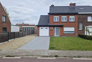 Deze recent vernieuwde woning (2020) in half-open bebouwing biedt alles voor comfortabel wonen. Met een energielabel B en een doordachte indeling...