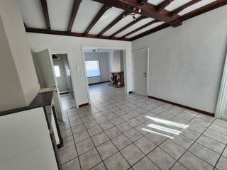 Dit volledig gerenoveerde en instapklare rijhuis biedt comfortabel wonen met moderne voorzieningen en voldoende ruimte.De woning bevat een uitgeruste...