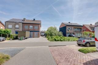 <p><span>Bouwgrond voor een halfopen bebouwing in Nijlen</span></p><p><span> </span></p><p><span>Droomt u ervan om uw eigen woning te bouwen op een rustige locatie, zonder in te boeten aan bereikbaarheid? Dan is deze bouwgrond in de Merelstraat te Nijlen zeker een bezoek waard. Met een mooie perceeloppervlakte van 572 m² biedt deze bouwgrond de ideale basis voor het realiseren van een ruime halfopen bebouwing, volledig afgestemd op uw eigen woonwensen.</span></p><p><span> </span></p><p><span>Een van de grootste troeven van dit perceel is ongetwijfeld de uiterst rustige ligging. De Merelstraat is een aangename, verkeersluwe straat waar rust en privacy centraal staan. Hier geniet u dagelijks van een groene en ontspannen woonomgeving, terwijl winkels, scholen, openbaar vervoer en belangrijke invalswegen zich op korte afstand bevinden. </span></p><p><span> </span></p><p><span>Troeven van deze bouwgrond</span></p><p><span>- Perceel van 572 m²</span></p><p><span>- Geschikt voor halfopen bebouwing</span></p><p><span>- Rustige woonomgeving</span></p><p><span> </span></p><p><span>Ben jij geïnteresseerd in deze bouwgrond te koop in Nijlen, ben je op zoek naar ander vastgoed, een investering of wens je de waarde van jouw eigendom te kennen? Dan ben je bij BOLT immo aan het juiste adres! Wij helpen jou graag verder.</span><span> </span></p>