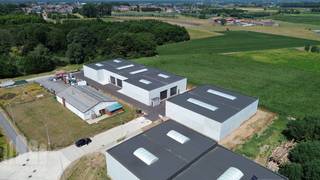 Nieuwbouw KMO-unit van 237 m² en 1 privatieve parkeerplaats te koop in Aartrijke.<br /> <br />De geïsoleerde <strong>casco magazijnruimte</strong> (brandklasse C) is opgebouwd uit een staalconstructie in combinatie met geïsoleerde gladde prebaf betonpanelen met een vrije hoogte van +/- 6 m, toegankelijk via sectionaalpoort (4,50 m B x 4,50 m H) met afzonderlijke toegangsdeur. Verder is de loods voorzien van o.a. een lichtstraat met rookluik, polybetonvloer, een regenwaterput (6.500 L) en een septische put. Aansluitingen van nutsvoorzieningen (water, elektriciteit (40A- 3 fasig 400 V), distributie, telefonie en internet) zijn reeds geplaatst. Onmiddellijk beschikbaar bij akte.<br /><br />De unit maakt deel uit van het nieuwbouw KMO-project "<strong>LAKEBOS</strong>" bestaande uit 8 KMO-units met oppervlakte van +/- 192 m² tot 326 m².<br />De dakstructuur laat het toe zonnepanelen te plaatsen (15 kg/m²). Ruime parkeer- en manoeuvreerruimte op de site.<br /><br />Uitermate goed gelegen op amper 450 m van de bedrijvige Aartrijksestraat met vlotte verbinding naar de Torhoutsesteenweg en de op- en afrit 11 Ruddervoorde van de E403.<br /><br />Contacteer <strong>PANORAMA B2B</strong> voor bijkomende (technische) inlichtingen, plannen of een vrijblijvend plaatsbezoek op het nummer <strong>050 300 800.</strong>