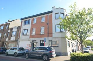 Mooi instapklaar appartement gelegen op de eerste verdieping in een kleine residentie (GEEN LIFT).Indeling:Inkomhall, afzonderlijk toilet,...