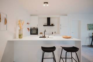 <p><strong>LIGGING<br /><br /></strong>De nieuwe residentie Hugo Claus is gelegen middenin een nieuwe woonzone, een kwalitatieve leefomgeving voor jong en oud.<br />U geniet er een uitermate centrale locatie, er is een vlotte connectie met de wagen naar belangrijke invalswegen. De R4 maar ook scholen, openbaar vervoer, grootwarenhuizen zijn vlakbij.<br /><br />Deze residentie geniet een centrale ligging, doch een groene omgeving in combinatie met een moderne architectuur en kwalitatief wooncomfort.<br /><br /><strong>PROJECT en AFWERKING<br /><br /></strong>Residentie Hugo Claus omvat 25 nieuwbouwappartementen met diverse ondergrondse autostaanplaatsen.<br /><br />De appartementen zijn voorzien van alle moderne comfort.<br /><br />Ze zullen voorzien zijn van een warmtepomp en zonnepanelen waardoor er een uiterst energievriendelijk en een scherp E-peil zal zijn.<br /><br />De appartementen variëren qua oppervlaktes, alle units beschikken over 2 of 3 slaapkamers en een terras van minstens 9 tot wel 62 m².<br /><br />Het project wordt volledig opgebouwd met kwalitatieve en onderhoudsvriendelijke materialen die de duurzaamheid en het esthetische van het gebouw ten volle garanderen.<br /><br />Tijdens de ontwikkeling van het project is er oog voor detail, de ontwikkelaar staat dan ook garant voor een kwalitatieve bouw.<br /><br />Er is een verplichting tot aankoop van een autostaanplaats.<br /><br />Bent u op zoek naar een nieuwbouwappartement op een centrale locatie in Oostakker, vlakbij de R4 waar u een vlotte verbinding geniet doch omgeven door het groen, contacteer Fanny dan zeker op 0472 01 51 51.</p>