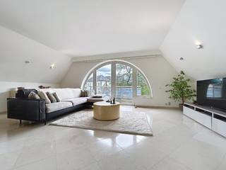 Instapklaar appartement op wandelafstand van allerlei faciliteiten bestaande uit een inkomhal met gastentoilet, ruime lichtrijke leefruimte met...
