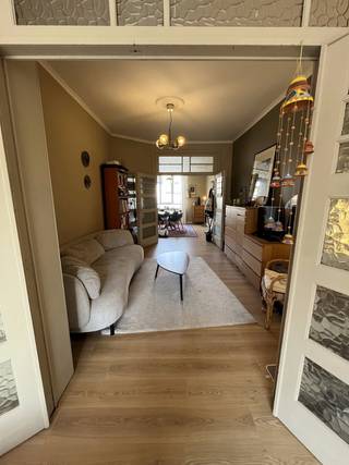 Leuk appartement met één kamer, recente keuken en nabij openbaar vervoer.Gelegen op de tweede verdieping, bereikbaar met trap.Charmant appartement in...