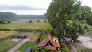<p>Charmante woning in Harelbeke, rustig gelegen in een groene en landelijke omgeving.</p>
<p> </p>
<p>Deze halfopen bebouwing ligt aan de grens met het Provinciedomein De Gavers. De woning beschikt over een ruime tuin van 550 m² waar je in alle rust kan genieten van het open zicht en de groene omgeving. Binnenin vind je een praktische indeling. Daarnaast zorgen de bijgebouwen met wellnessruimte, garage en carport voor extra comfort en functionaliteit. Dankzij het EPC-label B geniet je bovendien van een energiezuiniger wooncomfort.</p>
<p> </p>
<p>Belangrijkste ruimtes:<br />• Gezellige woonkamer met aangename lichtinval<br />• Eetkamer aansluitend op de leefruimte<br />• Praktische keuken met functionele indeling<br />• Apart bureel, ideaal voor thuiswerk<br />• Badkamer met alle nodige voorzieningen<br />• Twee comfortabele slaapkamers<br />• Wellnessruimte voor extra ontspanning<br />• Garage en carport <br />• Ruime tuin van 550 m² met open zicht</p>
<p> </p>
<p>Troeven:<br />• Rustige ligging <br />• Grenst aan Provinciedomein De Gavers <br />• Ruime tuin met verzichten <br />• EPC-label B voor energiezuiniger wonen</p>
<p> </p>
<p>Neem vandaag nog contact op met je ERA-makelaar voor een bezoek.</p>
<p> </p>
<p>JOUW DROOMHUIS. ZO GEVONDEN!</p>
