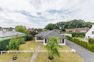 <strong>Charmante bungalow op rustige ligging.</strong><br /><br />Instelprijs € 480.000<br /><br />Bezoekmomenten op afspraak: donderdag 2/07 & vrijdag 3/07 van 16H00 - 19H00 <br />De verkoop verloopt via bezoekmomenten en een biedingsprocedure.<br />Schriftelijke biedingen vanaf € 480.000 kunnen worden ingediend tot en met de aangekondigde biedingsdeadline. De eigenaar is niet verplicht het hoogste of enig bod te aanvaarden.<br />Wenst u deel te nemen aan één van de bezoekmomenten? Contacteer ons om uw afspraak vast te leggen.<br /><br />Deze charmante bungalow is gelegen in een rustige en groene woonomgeving in Sint-Denijs-Westrem en combineert een aangename wonen met een uitstekende bereikbaarheid. Dankzij de nabijheid van Gent, belangrijke invalswegen en autosnelwegen geniet u dagelijks van een vlotte verbinding naar het stadscentrum, omliggende gemeenten en diverse voorzieningen.<br />De woning bevindt zich op een perceel van 605 m² en beschikt over een bewoonbare oppervlakte van 171 m². De indeling omvat een inkomhal met vestiaire, gastentoilet, lichtrijke leefruimte en salon, keuken, drie slaapkamers, badkamer en een praktische wasplaats/berging. Daarnaast beschikt de woning over een garage en een aangename tuin waar u in alle rust kunt genieten van de groene omgeving.<br />Bent u op zoek naar een woning met potentieel op een gegeerde locatie? Dan biedt deze bungalow de ideale basis voor het realiseren van uw toekomstige thuis.