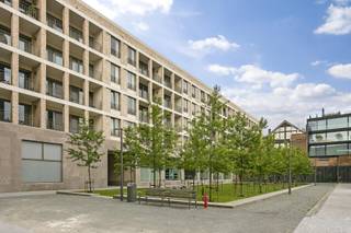 Handelsruimte in Nieuwbouwproject Falconhoven, gelegen aan de Oude Leeuwenrui, een levendige buurt in de nabijheid van ’t Eilandje en het...