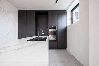 Residentie Luppen: kleinschalig renovatieproject nabij het Groen Kwartier<br /><br />Nabij het Groen Kwartier bevindt zich dit kleinschalig renovatieproject, op wandelafstand van scholen, winkels, openbaar vervoer en sfeervolle horecazaken. <br />Dit hippe project omvat 6 appartementen en 1 penthouse, met verschillende indelingen en keuze uit 1 of 2 slaapkamers, met oppervlaktes variërend van 50 tot 80 m². Elk appartement beschikt over een aangenaam, zuidgericht terras met uitzicht op het woonerf De Confiserie.<br /><br />De appartementen worden afgewerkt met kwalitatieve en duurzame materialen en zijn energiezuinig (zonnepanelen, vloerverwarming, ventilatiesysteem). Bovendien zijn alle appartementen volledig geschilderd en dus onmiddellijk instapklaar.<br /><br />Info en verkoop:<br />De verkoop geschiedt onder BTW op het constructieaandeel en registratierechten op het grondaandeel.<br />De aankoop van een kelderberging is verplicht (prijzen vanaf 4.500, exclusief aankoopkosten).<br />Optioneel kan er een ondergrondse autostaanplaats worden aangekocht.<br />Voor meer info: bel Karin op 0486/97 84 27 of mail karin@reds.be