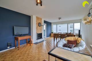 <p><span>Op de grens met Berchem in de gegeerde "Groenenhoek", vinden we dit lichtrijk hoekappartement.</span></p><p><span>Met tal van restaurants, koffiebars en winkels, sportfaciliteiten, scholen en groenvoorzieningen (Te Boelaerpark en Boekenbergpark op wandelafstand!) heb je hier alles wat je wenst binnen handbereik. Verder geniet deze locatie van een uitstekende bereikbaarheid dankzij de nabijheid van verschillende snelweg-opritten en andere belangrijke invalswegen. Ook de tram- en bushaltes bevinden zich om de hoek, met directe toegang tot de stad!</span></p><p><span>Bovendien heb je hier nooit parkeerstress: bij het appartement hoort namelijk een diepe garage (met stopcontact) plus een oprit; de vraagprijs is €30.000.</span></p><p><span> </span></p><p><span>Indeling:</span></p><p><span>Via trap of lift bereiken we de 4e verdieping. We komen binnen in de centrale inkomhal met handige vestiairekast. Voor ons bevinden zich de 2 slaapkamers, afgewerkt met een laminaatvloer (10m² en 14m²). De badkamer werd reeds gerenoveerd en werd voorzien van een douche en lavabomeubel. Hier is ook de aansluiting voor de wasmachine. Het toilet met handenwasser is apart.</span></p><p><span>Vervolgens komen we de aangename living, op mooie blokjesparket en met bio-haard. Dankzij de hoekligging geniet je hier van zeer veel lichtinval. De keuken is wat ouder, maar netjes onderhouden en functioneel. De dampkap en de vaatwasser werden recent nog vernieuwd. Vanuit de keuken hebben we toegang tot het terrasje, waar het genieten is van de avondzon (West).</span></p><p><span> </span></p><p><span>Troeven van het appartement:</span></p><p><span>* Gunstige ligging net buiten de stad</span></p><p><span>* epc C label (212 kWh/m²j)</span></p><p><span>* Het appartement zelf is asbestveilig</span></p><p><span>* Gemeenschappelijke fietsberging</span></p><p><span>* Garage met oprit</span></p><p><span> </span></p><p><span>Voor meer info of een bezoek ter plaatse bel 03/449.42.41 of surf naar www.habicom.be</span></p><p><span>De waarde van uw eigendom kennen ? Contacteer vrijblijvend onze habicom expert in uw buurt.</span></p><p><span> </span></p>