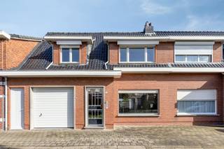 We betreden de woning via de inkomhal (ca. 9m²), de authentieke tegelvloer trekt meteen de aandacht.<br />De aanpalende garage is voorzien van een automatische poort en voldoende ruimte om fietsen te stallen.<br /><br />De tijdloos gerenoveerde keuken (ca. 20m²) is voorzien van alle comfort zoals: inductiekookvuur met afzuigsysteem, vaatwas, ijskast, diepvries, microgolfoven en oven. Fijn ontbijten doe je aan de ontbijttoog. Verder is er voldoende kastruimte voorzien.<br /><br />Achter de keuken vinden we de (was)berging terug. Verder is hier een apart toilet, zijn er enkele ingemaakte kasten en een afgietbak voorzien.<br />Lopen we nog een stukje door vinden we nog een extra troef, nog een extra ruimte die je kan gebruiken als berging/hobbyruimte/atelier.<br /><br />In de leefruimte op prachtige parketvloer (ca. 35m²) is het heerlijk vertoeven. Gezellig bijwarmen doe je met de pelletkachel. De grote raampartijen zorgen voor een fijne connectie met de tuin.<br /><br />Op de eerste verdieping vinden we momenteel 2 slaapkamers terug (ca. 16m² - 10m²).<br />De ruime dressing (ca .10m²) met ingemaakte kasten kan makkelijk omgetoverd worden tot een volwaardige derde slaapkamer.<br /><br />De ruime badkamer (ca. 10m²) biedt ruimte voor een inloopdouche, toilet, ingemaakte kasten, enkel wandmeubel en handdoekdroger.<br /><br /><br />Diversen:<br />- Overal rolluiken<br />- Aparte koer voor vuilbakken<br />- Voldoende bergruimte<br />- Bergzolder met vlizotrap<br />- Volledig omheinde tuin met vrij zicht achteraan<br />- Poortje naar achtergelegen weide waardoor je makkelijk de straat bereikt<br />- Gezellig terras<br />- Centrale verwarming op stookolie<br /><br />(ver-)Kopen of (ver-)huren in Kalmthout, Essen en omstreken?<br />Met vragen kan u altijd bij ons terecht! <br />Dewaele Vastgoed Kalmthout<br />Dewaele vastgoed met advies.<br /><br /><br />De eigendom wordt aangeboden via de Pre-sale formule. Op 10/10/2026 tussen 10:00 en 14:00 kan u het huis op afspraak komen bezichtigen en een bod uitbrengen. De vermelde prijs is een instelprijs. Voor meer info, gelieve contact op te nemen met de dossierverantwoordelijke.<br /><br />Dit pand is onderworpen aan de renovatieverplichting van de Vlaamse overheid voor residentiële gebouwen (behoudens bij sloop binnen 5 jaar na de aankoop). Consulteer voor meer informatie de website van het Vlaams Energie- en Klimaatagentschap via https://www.vlaanderen.be/een-woning-kopen/renovatieverplichting-voor-residentiele-gebouwen<br /><br />Bestuursmaatregelen in het maatregelenregister: nee