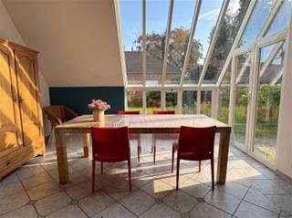 Exclusieve gezinswoning met 3 slaapkamers, bureau, grote schuur en bloemenrijke tuin in Stekene.Op een aantrekkelijke locatie, met een kleuter- en basisschool, bakker, slager en apotheek op wandelafstand, bevindt zich deze instapklare en lichtrijke woning. Dankzij de vlotte verbinding met de E34 en de nabijheid van Hulst (NL) geniet u hier van de ideale combinatie van rust, bereikbaarheid en dagelijkse voorzieningen.De inkomhal biedt enerzijds toegang tot een afzonderlijke bureauruimte en een gastentoilet, en anderzijds tot het woongedeelte. Ideaal voor wie graag klanten thuis ontvangt en werk en privé gescheiden wil houden, of voor wie in alle rust van thuis uit wil werken. Aansluitend bevindt zich de bijzonder lichtrijke eetkamer met zicht op de tuin, evenals de gezellige leefruimte met parketvloer. Ook de ruime keuken beschikt over een aangename eethoek.De woning telt drie volwaardige slaapkamers en een uitzonderlijk ruime badkamer, uitgerust met een ligbad, douche, dubbele lavabo en toilet. Daarnaast is er op het gelijkvloers een praktische wasplaats voorzien, met voldoende ruimte voor meerdere toestellen en al uw poets- en strijkmateriaal. Extra bergruimte nodig? Die vindt u op de ruime zolder.Buiten geniet u van een fraai aangelegde, bloemenrijke tuin met een sfeervolle waterpartij en een overdekt terras waar het heerlijk vertoeven is. Een absolute troef is de ruime schuur van maar liefst 105 m², die tal van mogelijkheden biedt voor zelfstandigen, hobbyisten of extra opslagruimte.Verder beschikt de woning over twee garages, bijkomende parkeerplaatsen op eigen terrein en diverse extra's, zoals rolluiken, een regenwaterput, een omheinde tuin en ook de wachtbuizen voor toekomstige technieken liggen klaar.Hier geniet u van comfortabel wonen met tal van mogelijkheden.Deze woning wil gezien worden. Maak een afspraak via 03 779 69 29 of contact@eberhardvastgoed.be