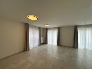 <p>Dit appartement is gelegen nabij het centrum van Lokeren.<br />Vlot bereikbaar en op fiets- en wandelafstand van openbaar vervoer/station Lokeren, de markt, winkels en scholen.<br />Het appartement omvat; een ruime woonkamer, keuken, berging, inkomhal, apart toilet, 2 slaapkamers, badkamer met douche. <br />Staanplaats en gemeenschappelijke berging aanwezig. <br /><br />Huurprijs: € 925 + € 75 vaste kosten <br />EPC: 36 kWh/m²/jaar of label A, U.C.; 46014-G-OMV_2018135204/EP19377/A001/D01/SD008</p>