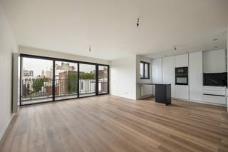 Dit gebouw onderging zopas een volledige renovatie van kop tot teen rekening houdend met de actuele EPB-eisen voor een renovatie. Je kan dus...