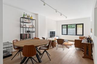 IN OPTIE !! In het centrum van Wilrijk bevindt zich dit instapklare appartement 2 volwaardige slaapkamers en terras. Gelegen op wandelafstand van winkels, horeca, scholen, openbaar vervoer en het gezellige plein De Bist. Bovendien zijn de Boomsesteenweg en de A12 vlot bereikbaar, wat zorgt voor een uitstekende verbinding.<br /><br />Het <strong>energiezuinig appartement</strong> verwelkomt u via een inkomhal met vestiairegedeelte en apart gastentoilet. De ruime woon- en eetkamer geniet van een aangename lichtinval en sluit aan op de volledig geïnstalleerde keuken. Daarnaast is er een praktische berging met aansluiting voor wasmachine en droogkast.<br /><br />Verder beschikt het appartement over <strong>twee volwaardige slaapkamers</strong> en een badkamer met douche en lavabomeubel.<br /><br />Daarbij zijn er nog <strong>twee extra bergingen</strong> voorzien.<br /><br /><strong>2 garages optioneel bij aan te kopen</strong>: vraagprijs per garage is 29.900 euro.<br /><br /><strong>Bijzonderheden:</strong><br />+ Energiezuinig, EPC: B<br />+ Instapklaar<br />+ 2 volwaardige slaapkamer<br />+ Centrale ligging<br />+ Twee garages mogelijk bij aan te kopen