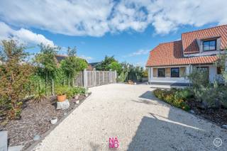 Deze BEN villa, EPC A gebouwd in 2023 op een perceel van 900 m², biedt een oase van rust en privacy. De gevel straalt een verfijnde balans uit van moderne elegantie en klassieke charme, wat het pand een uniek karakter geeft.<br /><br />De villa is met grote aandacht voor detail ontworpen, waardoor een sfeer van sereniteit en harmonie ontstaat. De vele ramen laten natuurlijk licht binnenstromen en bieden tegelijkertijd een prachtig uitzicht op het fraai aangelegde terrein, dat uitnodigt tot bezinning.<br /><br />De villa is ingedeeld in verschillende sfeervolle leefruimtes, elk met een hoog niveau van afwerking in een kenmerkende, landelijke stijl. Deze stijl sluit perfect aan bij het hedendaagse wooncomfort en moderne technieken, waardoor een unieke balans ontstaat tussen traditionele charme en eigentijds gemak.<br /><br />Via de open inkomhal heeft u toegang tot een gastentoilet en een eerste ruime slaapkamer met aangrenzende badkamer, uitgerust met ligbad, dubbele wastafel en toilet. Op de begane grond bevindt zich verder een gezellige open leefkeuken met hoogwaardige SMEG-apparatuur, een wasplaats, een lichte woonkamer met toegang tot de tuin en een extra ruime berging.<br /><br />Op de eerste verdieping zijn drie ruime slaapkamers te vinden, waarvan één momenteel als dressing wordt gebruikt, evenals een volledig uitgeruste badkamer met ligbad, douche, wastafel en toilet.<br /><br />De zuidelijk georiënteerde tuin, met fraai aangelegd terras en overdekt eiken terras die tevens  kan worden geïntegreerd in de leefruimte  biedt het hele jaar door extra comfort en gezelligheid. Hier kunt u genieten van een uitzonderlijke leefomgeving. De extra garage biedt ruimte voor een grote wagen en kan ook dienst doen als werkruimte of opslagplaats. Het eigendom wordt aangevuld met een bijgebouw dat een douchekamer, keuken, woonkamer en slaapkamer bevat. Dit is ideaal voor iemand met een creatief bijberoep of als kangoeroewoning.<br /><br />Heeft u interesse? Neem contact op met immo NANO voor meer informatie of om een bezichtiging in te plannen.