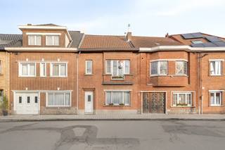 In een geliefde straat van Gentbrugge, waar station, bus, winkels, scholen en het gezellige centrum op wandelafstand liggen, vind je...