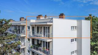 Een ruim (108m²) en zeer aangenaam penthouse-hoekappartement met 3 slaapkamers en 2 panoramische terrassen, een gesloten garagebox en kelder...