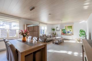Deze vrijstaande woning in een <strong>rustige, residentiële wijk</strong> heeft een oprit met rode toegangspoort en een inpandige garage. De voordeur bevindt zich aan de zijkant van de woning en geeft toegang tot de centrale hal.<br /><br />Meteen rechts ligt de <strong>eerste slaapkamer</strong>. Verder in de hal vind je rechts de<strong> ruime, lichtrijke woonkamer</strong> met een gezellige zit- en eethoek. Via de woonkamer kom je in de <strong>keuken</strong>, die rechtstreeks toegang geeft tot de<strong> zuidwestgerichte tuin </strong>met overdekt terras. Hier kan je volop genieten van het buitenleven. Het plafond in de keuken is momenteel opengelaten om de structuur erboven te tonen. De plafondafwerking is beschikbaar en kan indien gewenst geplaatst worden.<br /><br />Tegenover de voordeur ligt de <strong>badkamer </strong>met douche, ligbad en dubbele lavabo. Naast de badkamer bevindt zich de <strong>tweede slaapkamer</strong>. Er is ook een <strong>apart toilet</strong>.<br /><br />In de<strong> inpandige garage</strong> staan de technische installaties en is er een praktische wasplaats met ruimte voor een wasmachine en droogkast. Via de zoldertrap bereik je de bovenverdieping. Op deze plek is er ook ruimte om eventueel een vaste trap te plaatsen.<br /><br />De <strong>ruime zolderverdieping </strong>biedt heel wat mogelijkheden. Aan het einde is al een <strong>derde slaapkamer</strong> ingericht. De rest van de verdieping kan je nog naar eigen wens afwerken, bijvoorbeeld met extra slaapkamers, een bureau of een hobbyruimte.<br /><br /><strong>Troeven: </strong>
<ul>
<li>Gunstig EPC (label B);</li>
<li>14 zonnepanelen met thuisbatterij;</li>
<li>conforme elektrische installatie;</li>
<li>asbestveilig.</li>
</ul>
Voor meer informatie en een bezoek, neem dan contact op met <strong>Debora</strong> via<strong> debora@convas.be</strong>