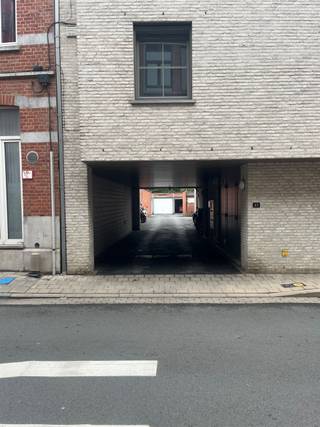 <p><span>Garage beschikbaar midden centrum Roeselare.</span></p><p><span> </span></p><p><span>Prijs per maand: €65</span></p><p><span> </span></p><p><span>Beschikbaar 1 december 2026.</span></p><p><span> </span></p>