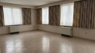 <p>Ruim appartement (106m²) op de 1e verdieping (met lift), gelegen in een verzorgde residentie in het centrum van Sint Lenaarts.</p>
<p>Het appartement ligt op wandelafstand van winkels, scholen en openbaar vervoer, wat zorgt voor een uitstekende locatie en bereikbaarheid.</p>
<p>Het appartement is opgericht in 2000, werd steeds <strong>goed onderhouden</strong> en heeft volgende indeling: verzorgde gemeenschappelijke traphal <strong>met LIFT</strong>, privé inkomhal met gastentoilet en ruimte voor een vestiaire, ruime woonkamer (36m²) met veel lichtinval, nachthal met toegang naar slaapkamer 1 (13,3m²), slaapkamer 2 (10,8m²), badkamer met douche, meubel en toilet. Achteraan de keuken ingericht met kasten en toestellen met aansluitend een berging met aansluiting wasmachine en boiler. Via de keuken toegang tot het ruim terras (24m²) grotendeels overdekt. Achter het gebouw twee garageboxen met poort. Deze <strong>dubbele garage is begrepen in de vraagprijs!</strong></p>