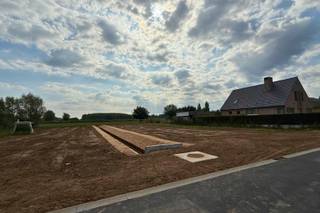 Ontdek deze 2 uitzonderlijk grote bouwgronden voor open bebouwing van 1305 m² en 1134 m² in de Ketelaarsgrasstraat, een bestaande, verkeersluwe woonwijk dicht bij het centrum van Stekene.<br /><br />Hier geniet je van rust, ruimte en een prachtig landelijk vergezicht, met winkels, scholen en openbaar vervoer dichtbij. Dankzij de vlotte verbinding met de E34 sta je snel in Antwerpen of Gent.<br /><br />De percelen zijn bouwrijp gemaakt en worden verkocht zonder bouwverplichting. Je kiest dus helemaal zelf hoe en wanneer je bouwt, met alle vrijheid voor een ruime, stijlvolle woning en een grote tuin op jouw maat.<br /><br />Dankzij de ruiime bouwvoorschriften kan je hier een vrijstaande woning realiseren die perfect aansluit bij jouw wensen. <br /><br />Benieuwd naar de mogelijkheden? Contacteer ons voor meer info.