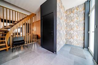 Charmante maison rénovée 3 chambres à Lessines.<br /><br />Située à Lessines, cette agréable maison 2 façades en excellent état vous séduira par ses espaces de vie lumineux et son aménagement fonctionnel. Développant environ 125 m² habitables, elle constitue une opportunité idéale pour une famille, un jeune couple ou un investisseur.<br /><br />Dès l’entrée, vous découvrirez un vaste séjour ouvert de plus de 32 m², prolongé par une spacieuse cuisine équipée de près de 25 m² avec îlot central et accès direct à la terrasse. Cet espace convivial est parfait pour partager des moments en famille ou entre amis.<br /><br />Le premier étage accueille une belle chambre de 15 m² ainsi qu’une grande salle de bains comprenant une baignoire, une douche italienne et un meuble lavabo.<br /><br />Au deuxième étage, deux chambres supplémentaires de 13 m² et 18 m² offrent de nombreuses possibilités d’aménagement selon vos besoins.<br /><br />À l’extérieur, vous profiterez d’une agréable terrasse orientée à l’ouest, idéale pour les fins de journée ensoleillées. Une cave complète également le bien.<br /><br />Côté technique, la maison dispose de châssis double vitrage, d’un chauffage central au gaz de ville et une installation électrique est conforme.<br /><br />Sa situation est un véritable atout : proche des écoles, des commerces, des transports en commun et de la gare, elle vous permettra de bénéficier de toutes les commodités à proximité.<br /><br />Le PEB est classé B : (n°20260417032825).<br /><br />Faire offre à partir de 225.000 €<br /><br />Pour plus d’informations ou pour organiser une visite, contactez Sarah Carbonnelle au 0479 92 08 33 ou par e-mail à sarah.carbonnelle@weinvest.be (IPI 514464).