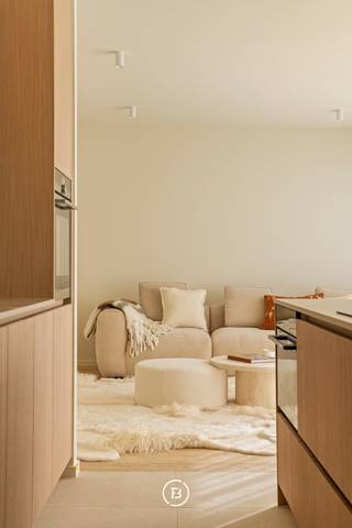 Dit luxueze appartement maakt deel uit van het nieuwbouwproject AQUILO, gelegen in het prestigieuze Sint-Idesbald. Een residentie waar eigentijdse architectuur en verfijnde afwerking samenkomen in een stijlvolle en rustige omgeving vlak bij zee.<br /><br />Het energiezuinige karakter van het project wordt gewaarborgd door individuele zonnepanelen per appartement, doorgedreven isolatie, een warmtepomp en balansventilatie type D. De royale oppervlaktes en hoogwaardige materialen benadrukken het exclusieve karakter van deze residentie.<br /><br />Het appartement bevindt zich op de tweede verdieping en werd op plan ingedeeld als volgt: inkomhal met gastentoilet en berging, lichtrijke leefruimte met open keuken, twee slaapkamers, een badkamer, een ruim terras en een zolderberging.<br /><br />Verplichte aankoop van parkeergelegenheid en kelderberging, niet inbegrepen in de prijs.<br /><br />Oppervlakte appartement: 125,55 m²<br />Oppervlakte terras: 23,90 m²<br />Oppervlakte zolderberging: 22,52 m²<br /><br />Voor meer informatie of een bezoek aan het modelappartement kunt u ons steeds contacteren via 050 66 00 00 of via louna@found-baker.com