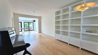 <p><span>Kessel-Lo: Gerenoveerde woning met 3 slaapkamers aan de rand van het Provinciaal Domein</span></p><p><span> </span></p><p><span>Deze volledig gerenoveerde woning combineert klassieke charme met een moderne uitstraling en hoogwaardige afwerking. Met 3 slaapkamers en 1 badkamer is de woning praktisch en comfortabel ingedeeld.</span></p><p><span> </span></p><p><span>We betreden deze woning via een ruime inkomhal die toegang biedt tot een lichtrijke woonkamer met aansluitende eetruimte die rechtstreeks toegang heeft tot een aangenaam terras met ruime tuin. De moderne, open keuken is goed ingericht en voorzien van alle comfort en marmeren werkbladen. </span></p><p><span>De eerste verdieping omvat 2 ruime slaapkamers en een aangename badkamer met combinatie bad/douche. De zolderruimte werd in 2022 omgevormd en ingericht als masterbedroom met ruime ingebouwde kasten en veel lichtinval door de dakramen. </span></p><p><span>De kelderverdieping werd ingericht als opbergruimte en eveneens een ruime wasplaats met aansluiting voor wasmachine/droogkast samen met een groot werkblad, alsook is er ruim voldoende plaats voor fietsen. </span></p><p><span> </span></p><p><span>Bent u op zoek naar een woning op een zeer rustige en aangename locatie met het Provinciaal Domein op wandelafstand? Zoek niet verder en maak vandaag nog een afspraak. </span></p>