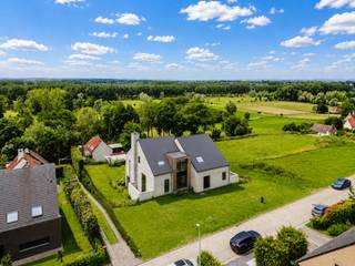 <strong><strong>LIGGING<br /></strong></strong><span>Deze stapelwoning geniet van een uitstekende ligging in een aangename woonwijk in het pittoreske Dikkelvenne, deelgemeente van </span><span><span>Gavere</span></span><span>. Hier woont u in alle rust, omringd door groen en karaktervolle landschappen, terwijl u toch profiteert van een vlotte verbinding naar </span><span><span>Gent</span></span><span>, </span><span><span>Oudenaarde</span></span><span> en de belangrijkste invalswegen.</span><span> Natuurliefhebbers kunnen volop genieten van de nabijgelegen wandel- en fietsroutes doorheen de Scheldevallei en de Vlaamse Ardennen, terwijl dagelijkse voorzieningen, scholen en winkels zich binnen handbereik bevinden. </span><span>Een uitzonderlijke locatie voor wie op zoek is naar een harmonieuze combinatie van rust, natuur, bereikbaarheid en levenskwaliteit.</span>
<p>Het volledige project, bestaande uit 2 aparte entiteiten met individuele toegangen, werd ontworpen met respect voor het natuurlijke reliëf van het terrein en geniet van een unieke ligging met weidse zichten over de omliggende vallei.<strong><br /><br />INDELING<br /></strong><span>Dit duplex villa appartement bestaat uit een royaal woonvolume in casco-afwerking, een overdekt terras, tuin en ruime garage. Dankzij de doordachte opbouw biedt het geheel een waaier aan mogelijkheden voor wie op zoek is naar ruimte, flexibiliteit en architecturale kwaliteit. Het pand</span><span> beschikt over indrukwekkende volumes en werd ontworpen om plaats te bieden aan alle voorzieningen, meerdere slaapkamers en badkamers. Grote raampartijen zorgen voor een optimale lichtinval en creëren een voortdurende connectie met de tuin en het omliggende landschap. De casco-afwerking laat toekomstige eigenaars bovendien volledig vrij om de woning naar eigen smaak en woonwensen af te werken. Eveneens is er mogelijkheid tot het installeren van een interne lift. </span><span>Aan de achterzijde van het perceel bevindt zich een ruime garage met plaats voor 4 voertuigen. </span><span>Een zeldzame kans voor wie architectuur, natuur en ruimte wil verenigen in één bijzonder vastgoedproject.</span></p>
<p><span><strong>Voor meer info of een bezoek:</strong><br /><em>Stéphanie Eeckhout – 0472 13 28 79<br /><br />* Sommige beelden zijn referentiebeelden</em></span></p>
<p><strong> </strong></p>