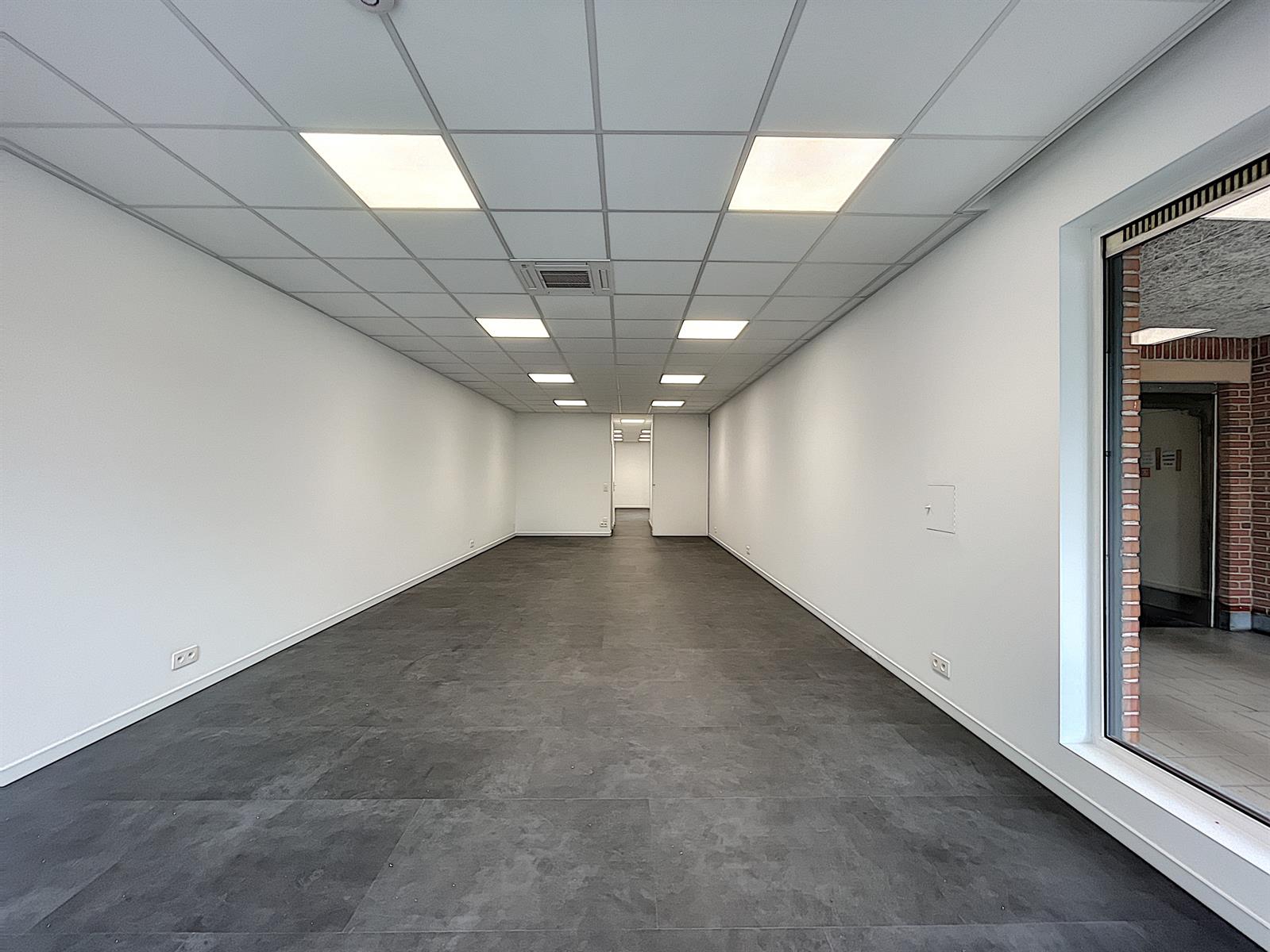 Gerenoveerde handelsruimte (kantoor) met kelder in Gent. - foto 3