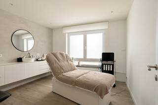 <strong>Ruime opbrengsteigendom met commerciële ruimte (95m2) en duplexappartement (174m2) op toplocatie in hartje Bertem. Onmiddellijk beschikbaar! Interessant als kantoor, horeca, vrij beroep, .....</strong><br /><br />Deze veelzijdige eigendom bestaat uit een commerciële gelijkvloerse ruimte (95m2) met open handelsruimte, twee (behandel) kamers, twee toiletten en een ruime berging. <br /><br />Via een aparte ingang bereiken we het ruime duplexappartement met gezellig terras. De eerste verdieping omvat een inkomhal, lichtrijke leefruimte, drie slaapkamers, een badkamer en een praktische berging. Op de tweede verdieping bevinden zich de volledig geïnstalleerde keuken met ruime eetplaats, een extra slaapkamer en een tweede douchekamer.<br /><br />Verder beschikt het pand over een ruime garage met parkeerplaats voor de poort. Zowel het appartement als de commerciële ruimte beschikken over aparte tellers voor gas, water en elektriciteit.<br /><br />Deze eigendom is ideaal voor wie wonen en werken wil combineren, maar vormt ook een uitstekende investering. Zowel de commerciële ruimte als het appartement zijn vrij bij akte. De potentiële huuropbrengst bedraagt ca. € 28.800/jaar.<br /><br />De woning werd tussen 2012 en 2016 volledig gerenoveerd en is instapklaar.<br /><br />Troeven:<br />Topligging in hartje Bertem<br />Vrij bij akte<br />Commerciële ruimte + ruim duplexappartement<br />Potentiële huuropbrengst van ca. € 28.800/jaar<br />Garage met extra parkeerplaats<br />Gunstig EPC<br />Conforme elektriciteit<br />Asbestveilig<br /><br /><strong>Interesse? Contacteer Anne-Leen via 0495 138 111.</strong>