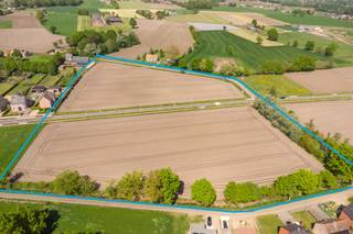 <p><strong>Uitgestrekte landbouwgrond van bijna 3 hectare</strong></p>
<p>Ben je op zoek naar kwalitatieve landbouwgrond met ruimte en potentieel? Dan is dit perceel van <strong>29.145 m²</strong> precies wat je zoekt.</p>
<p>Deze goed gelegen landbouwgrond is uitermate geschikt voor uiteenlopende agrarische doeleinden zoals akkerbouw, veeteelt of weidegrond. De grond is momenteel <strong>bestemd als landbouwgrond</strong> en <strong>niet bebouwbaar</strong> voor residentiële of commerciële projecten.</p>
<p><strong>Kenmerken:</strong></p>
<ul>
<li>
<p>Totale oppervlakte: 29.145 m²</p>
</li>
<li>
<p>Vlotte bereikbaarheid via de gewestweg Herentals-Herselt</p>
</li>
<li>
<p>Rustige, landelijke ligging</p>
</li>
<li>
<p>Bestemming: agrarisch gebied</p>
</li>
</ul>
<p><strong>Geschikt voor:</strong></p>
<ul>
<li>
<p>Uitbreiding van bestaande landbouwactiviteiten</p>
</li>
<li>
<p>Startende landbouwondernemers</p>
</li>
<li>
<p>Investering in agrarisch vastgoed</p>
</li>
</ul>
<p>Een uitstekende opportuniteit voor wie op zoek is naar extra grond in een rustige en vruchtbare omgeving.</p>