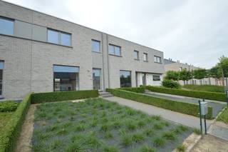 Deze energiezuinige woning combineert hedendaags comfort met een hoogwaardige afwerking.Op het gelijkvloers bevindt zich een inkomhal met...