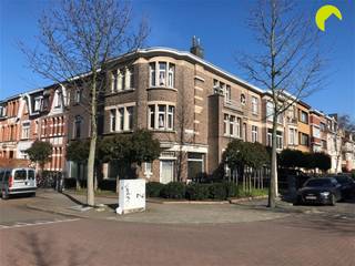 Gezellig appartement met 1 slaapkamer (70m²) gelegen in een residentiële woonwijk te Berchem. Indeling:Via de trap bereiken we het appartement op de...