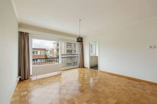 <p><span>Superverzorgd, instapklaar en in een gegeerde buurt vlakbij de stad én het groen. Dat krijg je hier in dit fijne, lichte tweeslaapkamerappartement in Borgerhout.En dan heb je nog een terras, een mooie parketvloer en handige ingemaakte vestiairekast!</span></p><p><span> </span></p><p><span>In een verzorgd gebouw  net om de hoek van het mooie Te Boelaerpark vind je op de tweede verdieping dit fijne appartement. Het werd professioneel gerenoveerd, en dat voel je! Je stapt er binnen in de centrale inkomhal, die ruim en licht is, met een mooie doorlopende blokjesparket. Je hebt hier een grote vestiairekast waar je je jas en schoenen in kwijt kunt, een apart gastentoilet en ook nog een aparte bergruimte.</span></p><p><span> </span></p><p><span>Zonovergoten leefruimte op blokjesparket</span></p><p><span>Door de dubbele glazen deur stap je de leefruimte vooraan binnen, een zonovergoten, gezellige plek van maar liefst ca. 40 m² groot. Door zijn L-vorm heb je hier een ideaal hoekje om een bureau te installeren, met daarnaast nog heel wat plaats voor een groot salon en een eettafel aan het grote, kamerbrede schuifraam vooraan dat uitgeeft op een klein balkonnetje. Met enkele goedgevulde plantenbakken aan je balustrade eet je hier met zicht op een streepje groen.</span></p><p><span>De moderne keuken bevindt zich naast de leefruimte en is volledig geïnstalleerd. Je hebt hier een onderhoudsvriendelijke grijze tegelvloer, een spatwand in metrotegeltjes, een keramische kookplaat, een dampkap, dubbele spoelbak, ingewerkte microgolfoven, oven, koelkast, diepvries, plek voor een vaatwasser en heel wat kastruimte. Aan het handige ontbijttoogje is het ’s ochtends makkelijk om snel te eten en afwassen doe je hier met zicht op de straat.</span></p><p><span> </span></p><p><span>Weer in de hal, heb je nog een strakke, betegelde badkamer met een ruime inloopdouche, een lavabo met composiet werkblad, spiegelkast met verlichting, en een praktisch lavabomeubel met veel schuiven.</span></p><p><span>De twee slaapkamers bevinden zich aan de rustige achterzijde en hebben allebei een lichte laminaatvloer en rolluiken. De master bedroom heeft daarnaast ook nog toegang tot het toffe terras van 5,5 m2, waar je met enkele planten en een comfy zeteltje een gezellige buitenplek van maakt.</span></p><p><span> </span></p><p><span>Het park als buur</span></p><p><span>Je woont hier in een residentiële buurt op een absolute toplocatie: net buiten de stad en vlakbij het populaire Te Boelaerpark en Boekenbergpark. Je bent van hieruit dus zo op de Singel en met de fiets ben je op tien minuutjes in de stad. Je hebt allerlei winkels in de buurt, net als een velo-station, met bussen en trams op wandelafstand.</span></p><p><span> </span></p>