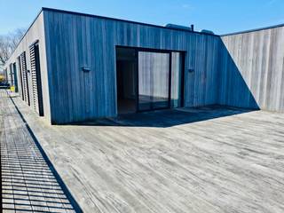 Het ruime en lichtrijke appartement van 81 m2 met een houten zongericht terras biedt eenprachtig uitzicht op de charmante villa’s aan de overkant van...