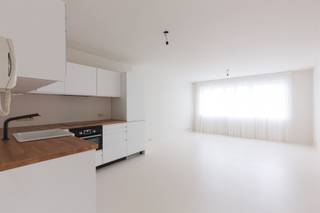 <p><span>Dit gerenoveerd appartement is goed gelegen op het Kiel in Antwerpen en combineert een praktische indeling met hedendaags wooncomfort. U geniet hier van een vlotte bereikbaarheid en de nabijheid van winkels, openbaar vervoer en andere voorzieningen.</span></p><p><span>U betreedt de woning via een ruime en lichtrijke leefruimte met open keuken, die zorgt voor een aangename en open woonbeleving. Verder beschikt het appartement over een afzonderlijk toilet, een zeer ruime hoofdslaapkamer en een tweede slaapkamer met ingebouwde berging, ideaal als extra opbergruimte of multifunctionele kamer.</span></p><p><span>De gebruikte materialen en afwerking zijn zorgvuldig gekozen en sluiten perfect aan bij de huidige woonnormen, waardoor dit appartement een comfortabele en instapklare woonoplossing biedt.</span></p><p><span>Het appartement is momenteel verhuurd, wat het meteen tot een interessante en zorgeloze investering maakt met een direct rendement.</span></p>