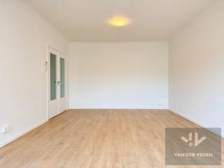 <strong>Dit appartement is onmiddellijk beschikbaar!<br />Vaste kosten: € 90,00 per maand <br />Provisie verwarming: € 80,00 per maand<br />Garagebox: €90,00 per maand</strong><br /><br />Recent gerenoveerd 2-slaapkamerappartement met terras, ideaal gelegen op wandelafstand van het bruisende centrum van Hasselt. Dit lichtrijke appartement combineert comfort en een uitstekende ligging: op slechts enkele minuten vind je het ziekenhuis, het cultureel centrum en diverse winkels.<br />De recente renovatie zorgt voor een frisse, moderne uitstraling en een aangename woonervaring. Dankzij het terras kan je bovendien in alle rust genieten van een moment buiten, midden in de stad. Je auto parkeren kan in de garagebox die bij het appartement dient te worden gehuurd (€ 90,00 per maand). <br /><br />Een perfecte woonst voor wie comfortabel wil wonen met alle voorzieningen binnen handbereik.<br /><br />Word jij de bewoner van dit prachtig appartement? Surf naar www.vdv-vanderveken.be, kies bij “TE HUUR” voor dit pand en vul de kandidatenfiche in (klik in het gouden balkje op “Ik wil dit pand graag huren!”). Wij contacteren je voor een afspraak!