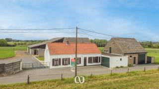 SCHRIJF JE IN VOOR HET EERSTE BEZOEKMOMENT VAN DONDERDAG 5 JUNI VIA ONZE WEBSITE!<br /><br />Ben jij op zoek naar een prachtig gelegen hoeve in het landelijke Kruisem, op een perceel van meer dan 3,5 hectare? Gevonden!<br /><br />Deze hoeve bevindt zich op een uitzonderlijke locatie: vlot bereikbaar én toch uiterst rustig gelegen in agrarisch gebied. De uitstekende lengte-breedteverhouding van het perceel biedt tal van mogelijkheden, zowel voor wie wil genieten van ruimte en natuur als voor wie op zoek is naar een locatie met potentieel voor agrarische of recreatieve invulling.<br /><br />Wens je meer informatie over deze unieke hoeve, of plan je graag meteen een bezoek? Aarzel dan niet en neem vandaag nog contact met ons op!