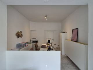 <p><span>SINT NIKLAAS</span><span>: Bureau ou cabinet pratique à louer avec vue sur le parc de la ville. </span></p><p><span> </span></p><p><span>Principaux atouts en bref :</span></p><p><span> </span></p><ul><li><span>200m de la Grand Place, arrêt de bus.</span></li><li><span>2 places de parking devant la porte, incluses dans le loyer</span></li><li><span>emplacement visible</span></li><li><span>belle vue sur le parc de la ville</span></li></ul><p><span> </span></p><p><span>Aménagement</span><span>: pièce centrale composée de deux parties (40 m² ensemble), cuisine spacieuse (four, plaque de cuisson, hotte, réfrigérateur), espace bureau séparé, toilettes avec lavabo. </span></p><p><span>Equipé d'un câblage informatique, chauffage central au gaz (économique), cuisine intégrée. </span></p><p><span>Entrée par une porte d'entrée propre et un couloir séparé. </span></p><p><span> </span></p><p><span>Disponible : 15/12/2025</span></p><p><span>HP</span><span>: 1100 Euro, pas de frais communs</span></p><p><span>EPC label</span><span> C</span></p><p><span> </span></p><p><span>Intéressé(e) ? Contactez-nous vite !</span></p><p><span> </span></p>