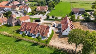 <span>Gelegen in het landelijke Lapscheure, een deelgemeente van Damme, bevindt dit woonproject zich in een rustige en landelijke omgeving. Het erf grenst aan de kerk van Lapscheure en aan drie monumentwoningen die worden gerestaureerd. De combinatie van het rustig landelijke karakter van het dorp, samen met de vlotte bereikbaarheid naar de centrumsteden, Damme en Knokke-Heist, maakt deze ligging zo aantrekkelijk.<br /><br /><strong>Woning 2</strong></span><br />259 m² woonoppervlakte · 535 m² perceel · 4 slaapkamers · dressing · 807.000 € (excl. verkooprechten, btw en kosten).<br /><br />Een zeer ruime landelijke woning met een mooie uitgesproken architectuur.<br /><br />De extra breedte van de woning levert boven een vierde slaapkamer op, met twee badkamers, dressing, apart toilet en technische ruimte. Beneden lopen inkom, leefruimte en eet- en kookplaats vloeiend in elkaar over, met de tuin- en fietsberging en de garage inpandig aan de erfzijde.<br /><br />Prachtige privé buitenruimtes met een terras van ca. 35 m² en een tuin van ca. 367 m². <br /><br />Op 535 m² grond, vier slaapkamers en een volledige luxe afwerking is dit de ideale woning voor ruimere gezinnen. <br /><br /><span>De zolder kan perfect ingevuld worden met extra slaapkamer, hobbyruimte of als bergruimte.<br /><br />Heeft u interesse in deze woning? Contacteer ons via 050 60 60 78 of info@immonano.be. </span>