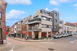 <p>Dit verzorgde appartement, gebouwd in 2013, biedt een mooie combinatie van hedendaags wooncomfort en een uitstekende centrale ligging. Gelegen in het centrum van Wetteren bevinden de markt, winkels, scholen en het openbaar vervoer zich op wandelafstand.</p><p> </p><p>Het appartement beschikt over twee slaapkamers, een ruime badkamer met zowel een ligbad als een douche en een extra berging. De lichtrijke leefruimte vormt samen met de open, volledig geïnstalleerde keuken een aangename leefomgeving, met voldoende ruimte voor een gezellige zit- en eetplaats. Vanuit de leefruimte heb je rechtstreeks toegang tot het terras, waar je in alle rust kunt genieten.</p><p> </p><p>Dankzij het gunstige EPC-label B, de conforme elektrische installatie en de aanwezigheid van een lift in het gebouw geniet je van een energiezuinige en comfortabele woonomgeving.</p><p> </p><p>Dit instapklare appartement is een uitstekende keuze voor starters, koppels, alleenstaanden of investeerders die op zoek zijn naar een kwalitatieve woning op een centrale locatie in Wetteren.</p>